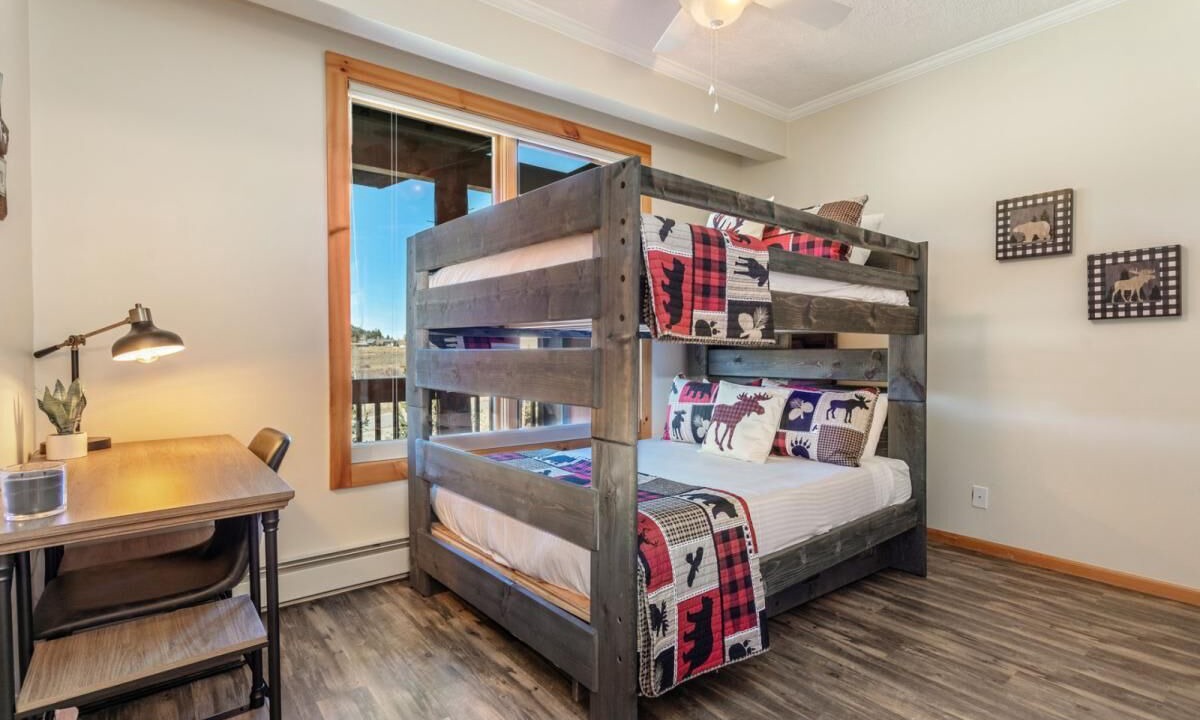 Photo of Bedroom in Summit Cove