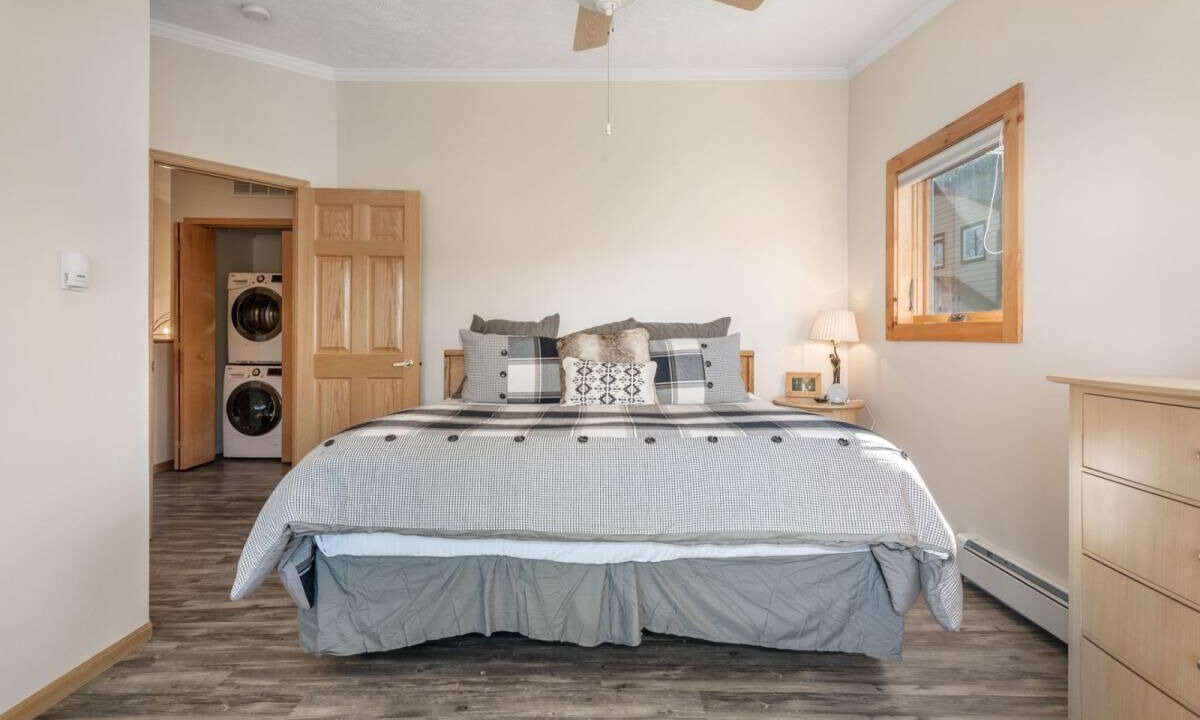 Photo of Bedroom in Summit Cove