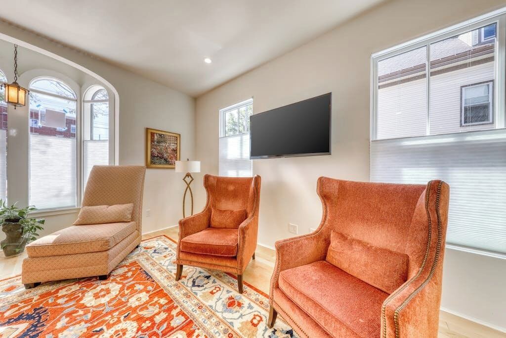 Photo of Livingroom in East Bayside