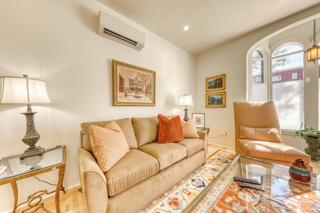Photo of Livingroom in East Bayside