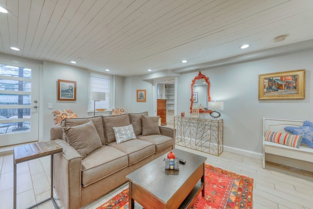 Photo of Livingroom in East Bayside