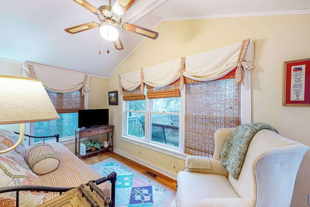 Photo of Livingroom in Mirror Lake