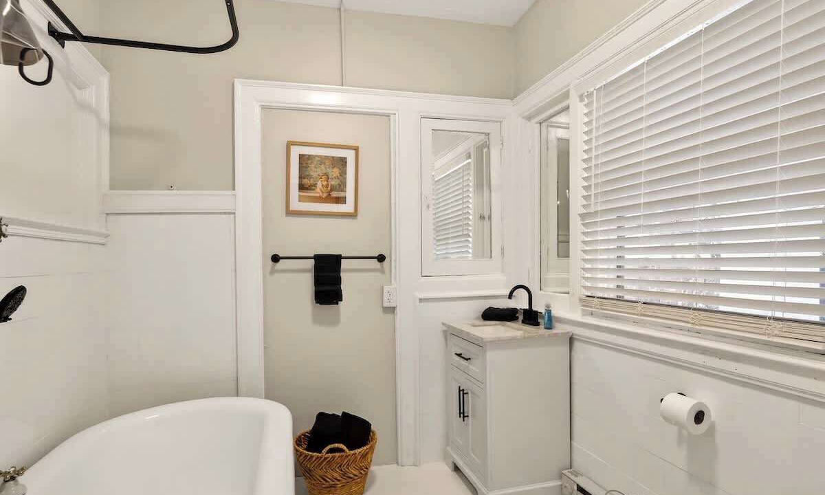 Photo of Bathroom in East Avenue