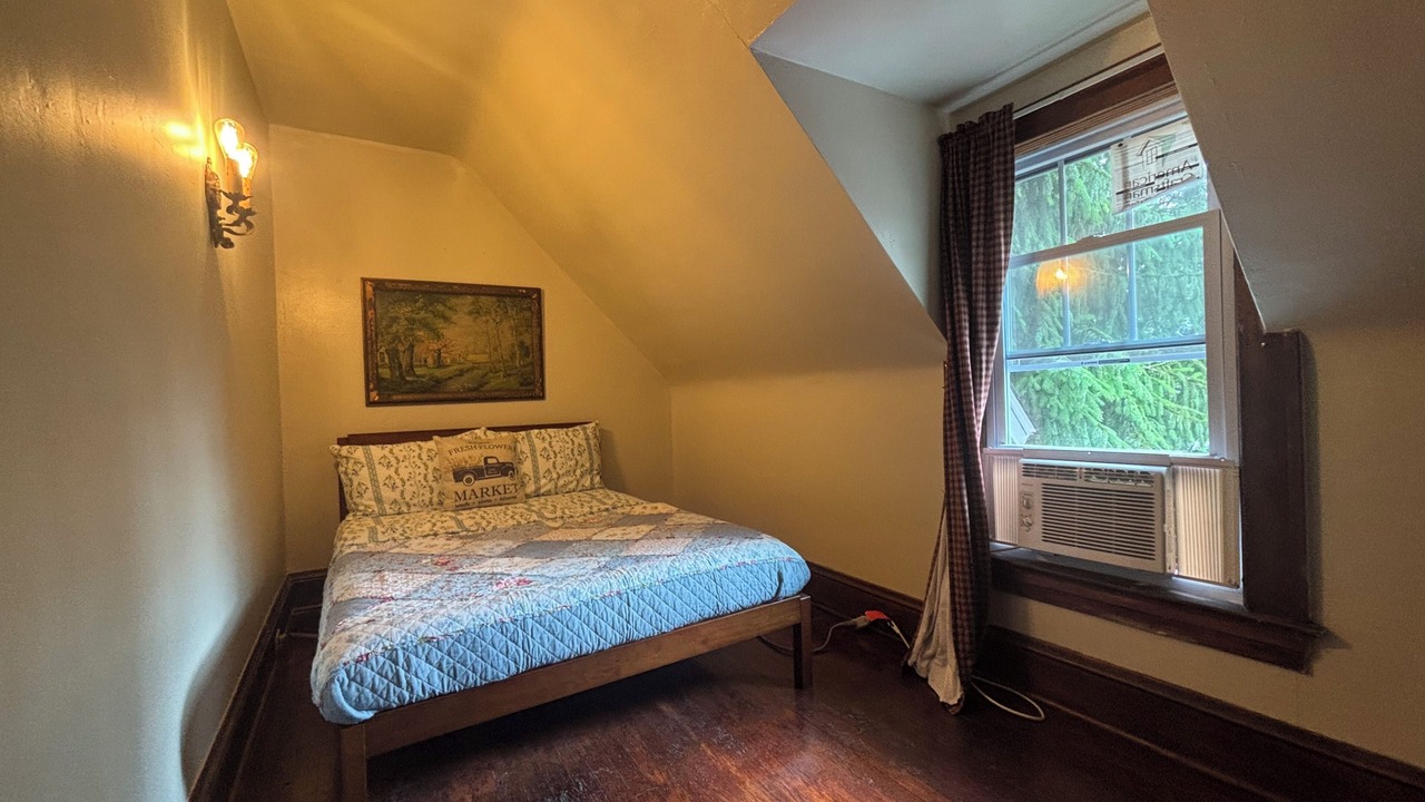 Photo of Bedroom in Derrick City