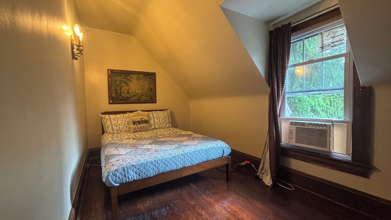 Photo of Bedroom in Derrick City