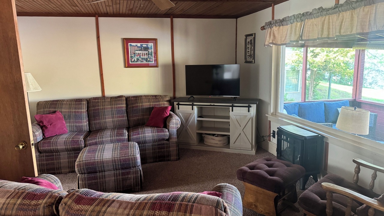 Photo of Livingroom in Queensbury