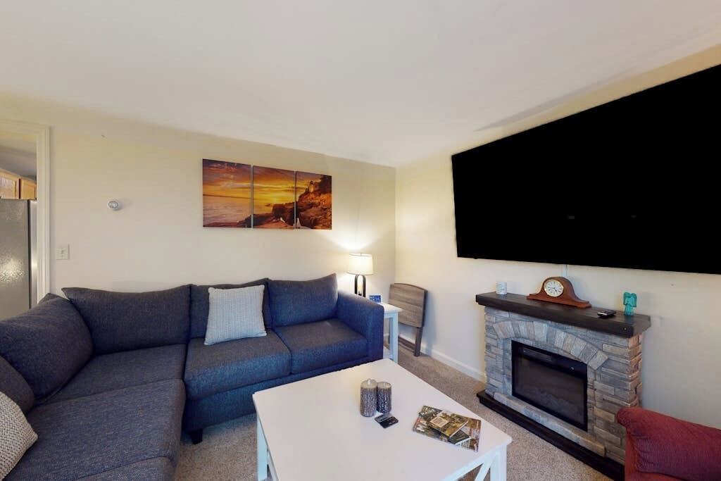 Photo of Livingroom in Lamoine