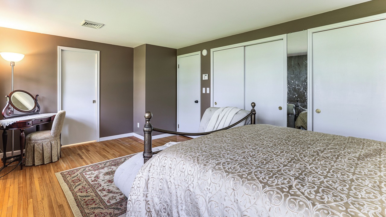 Photo of Bedroom in Lake View
