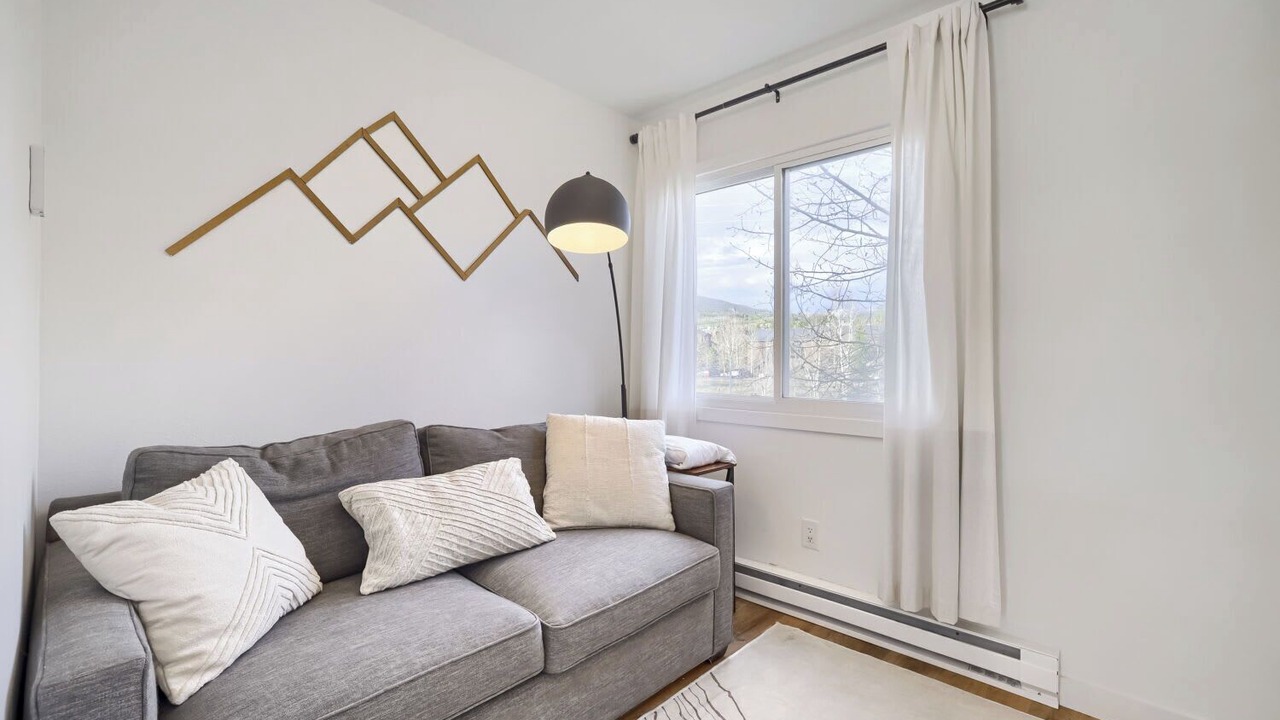 Photo of Livingroom in Summit Cove