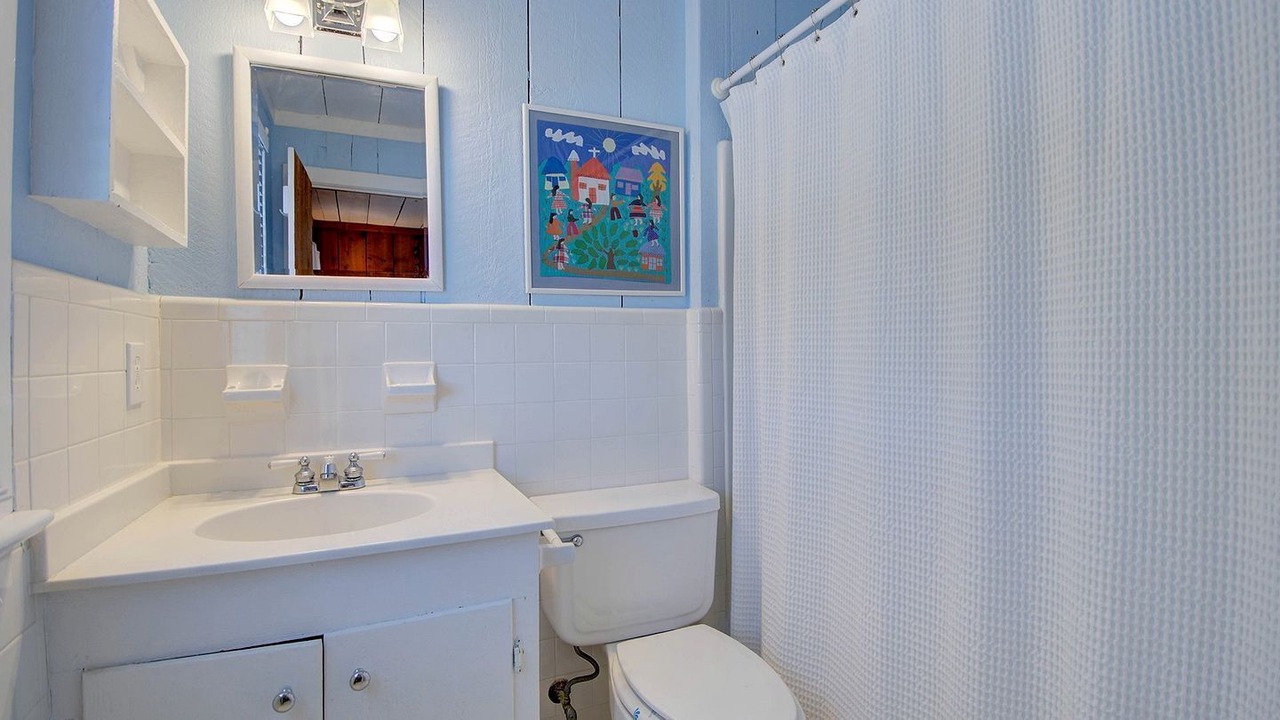 Photo of Bathroom in Debordieu Colony