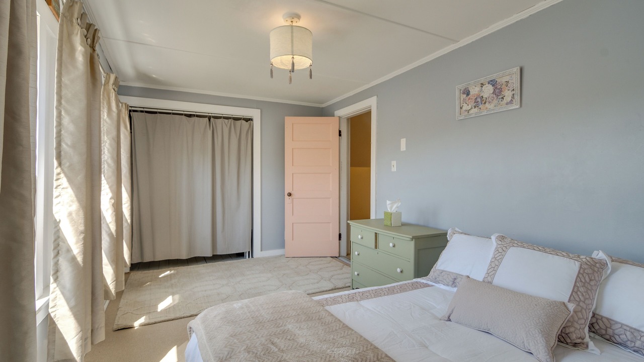 Photo of Bedroom in Oakland