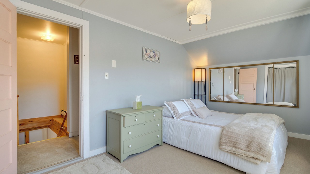Photo of Bedroom in Oakland