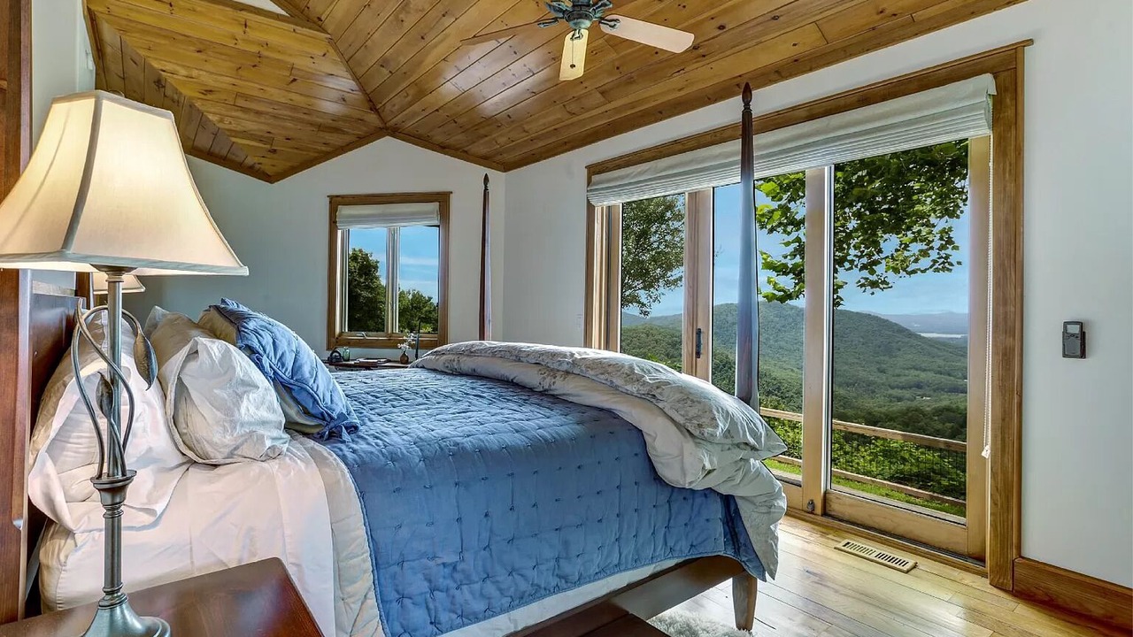 Photo of Bedroom in Hayesville
