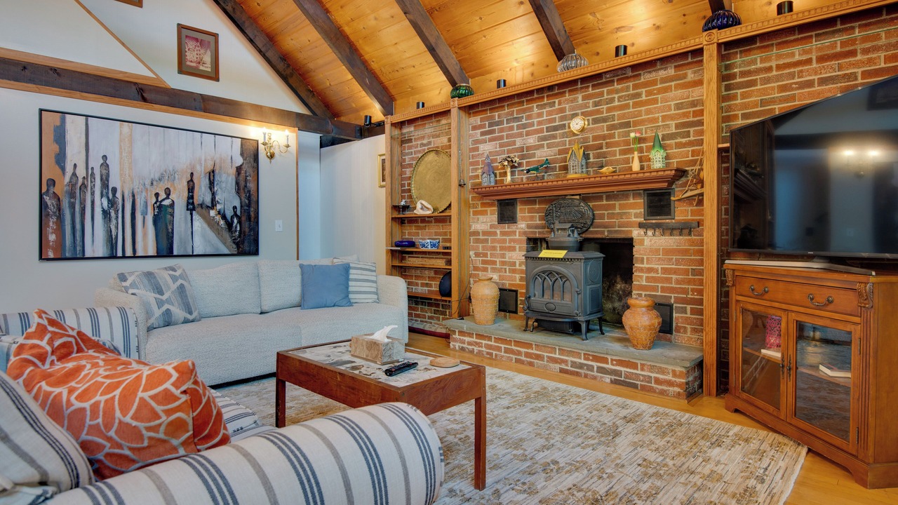 Photo of Livingroom in Lake Arrowhead