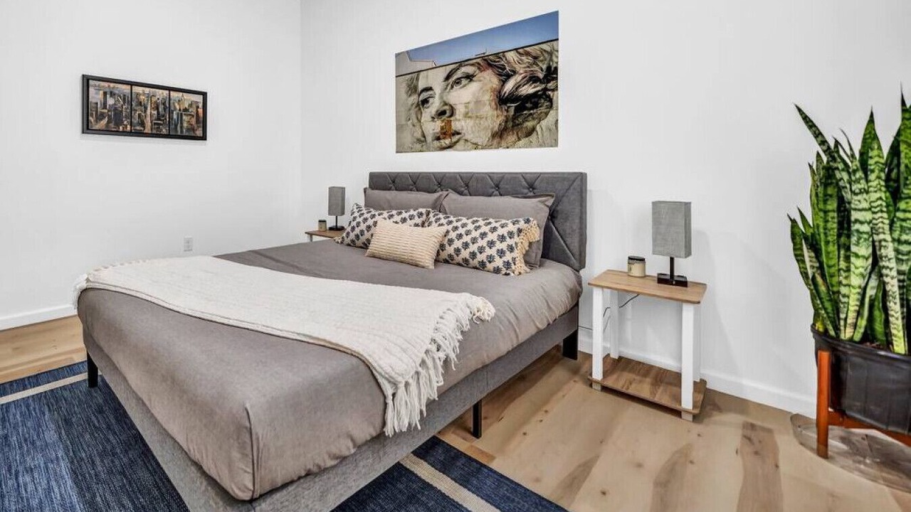 Photo of Bedroom in Front Park