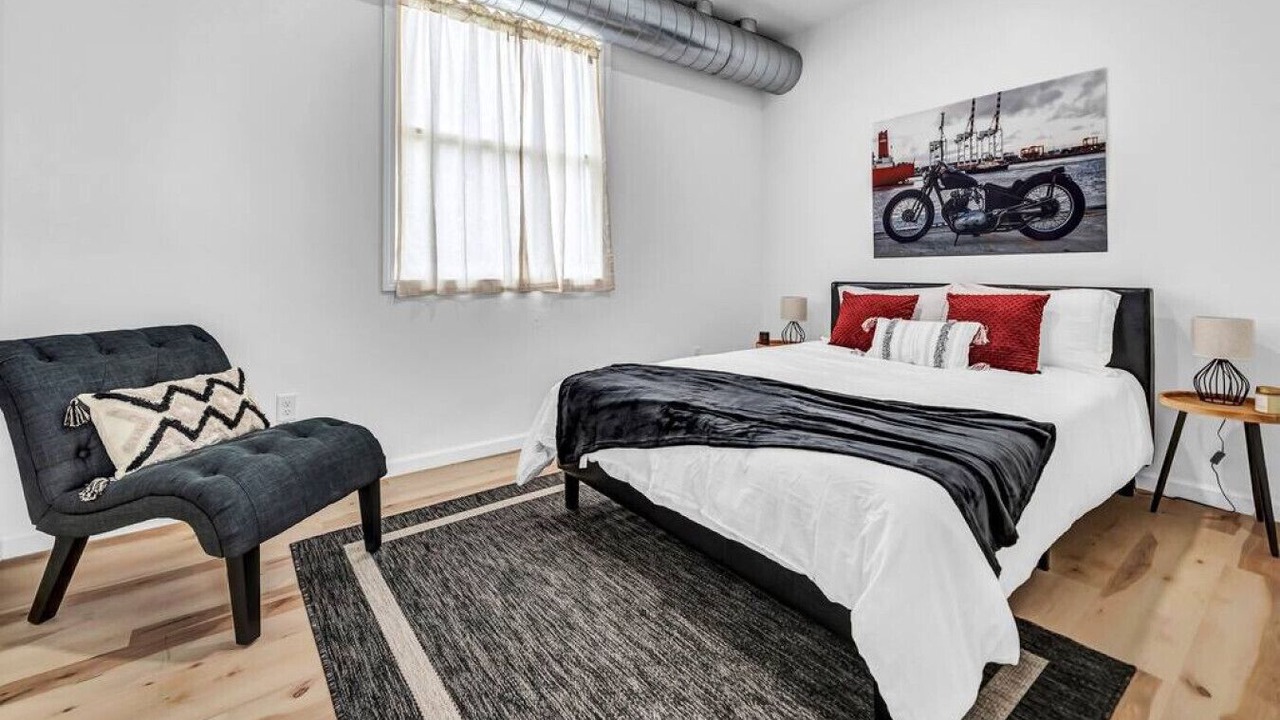 Photo of Bedroom in Front Park