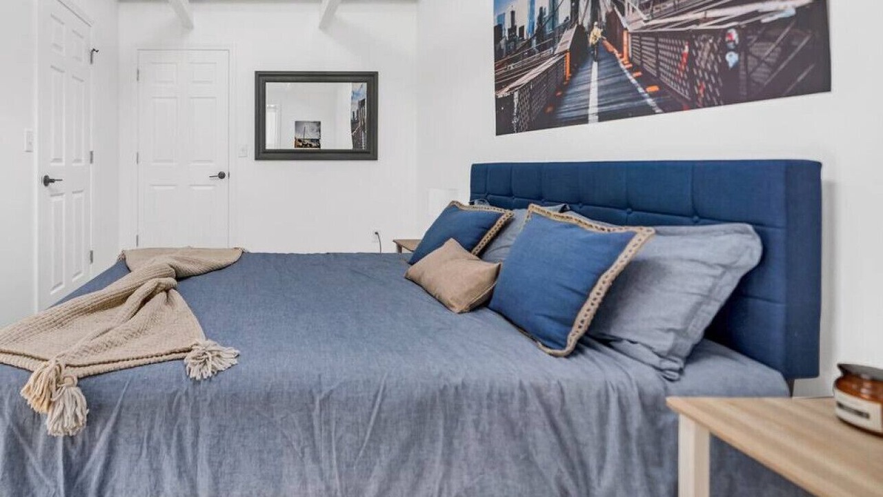 Photo of Bedroom in Front Park
