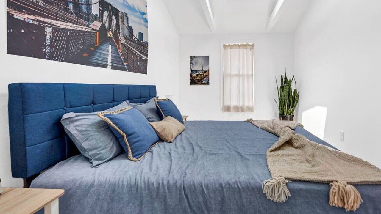Photo of Bedroom in Front Park