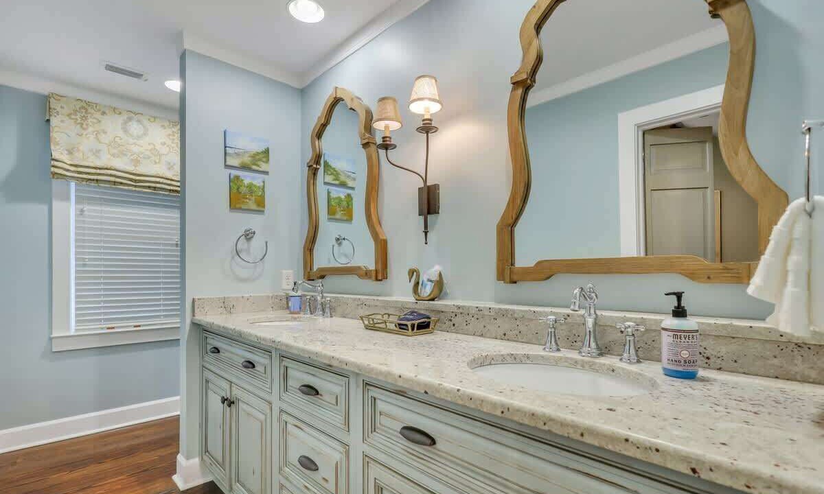 Photo of Bathroom in King City
