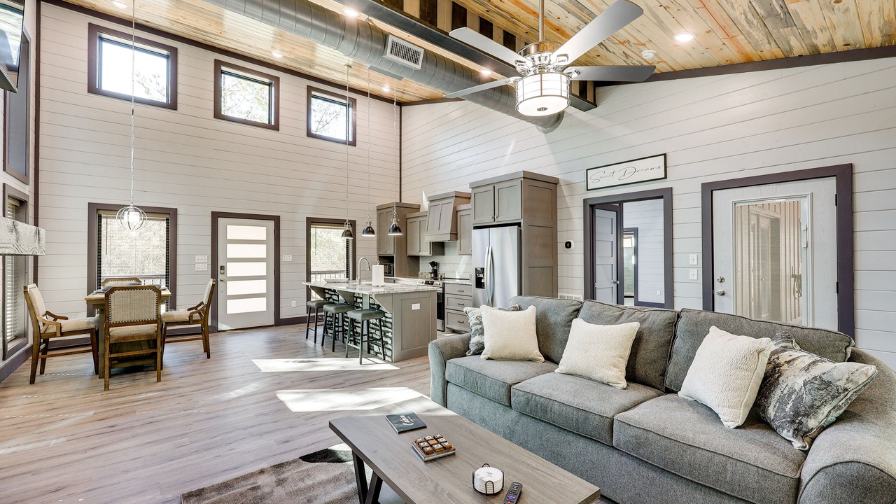Photo of Livingroom in Hochatown