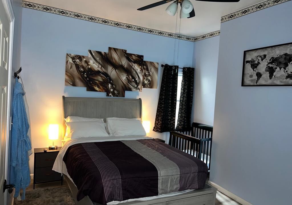Photo of Bedroom in Front Park