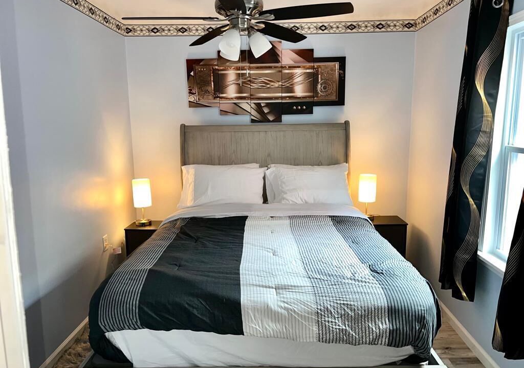 Photo of Bedroom in Front Park