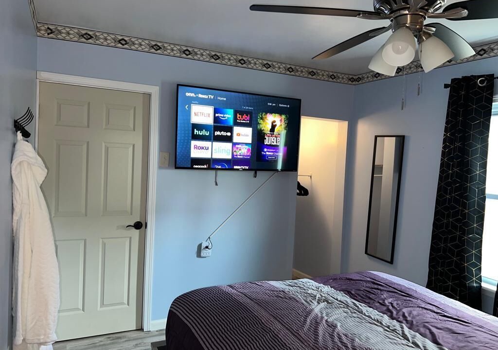 Photo of Bedroom in Front Park