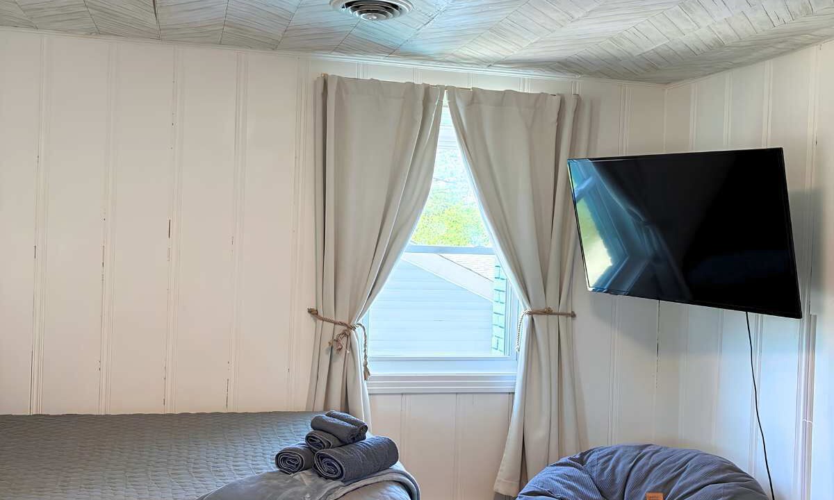 Photo of Bedroom in Willoughby Spit