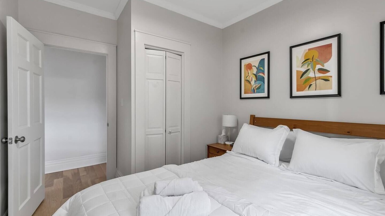 Photo of Bedroom in Front Park