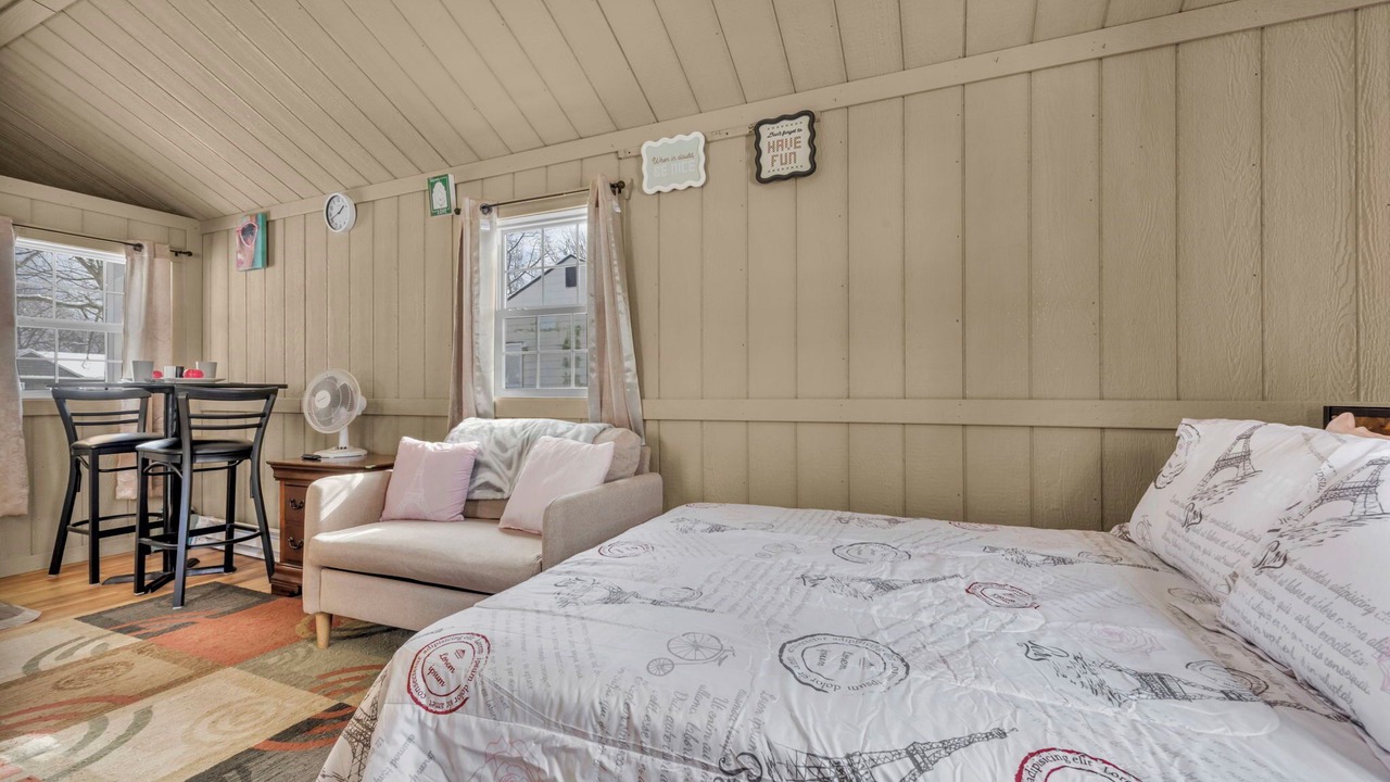 Photo of Bedroom in George Haywood's Lakefront