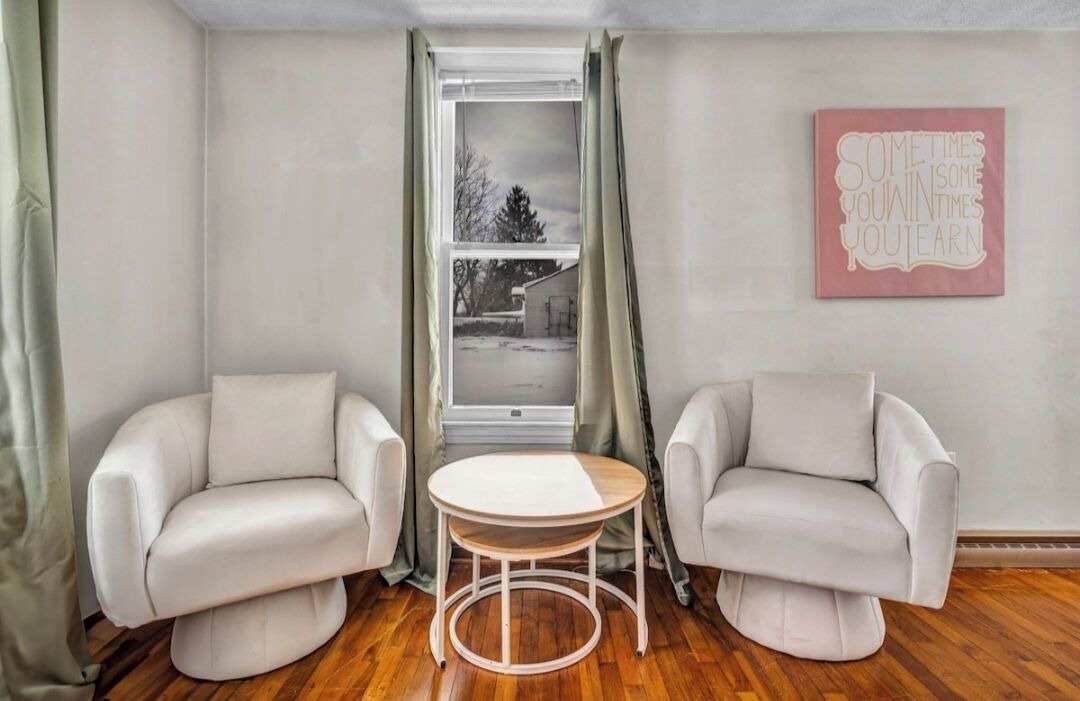 Photo of Livingroom in George Haywood's Lakefront