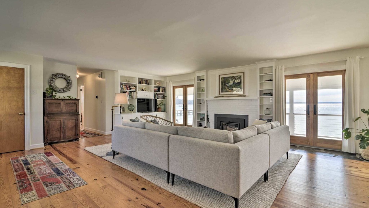 Photo of Livingroom in Deltaville
