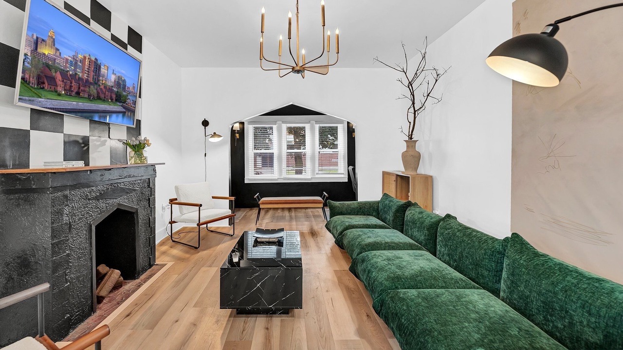 Photo of Livingroom in Front Park
