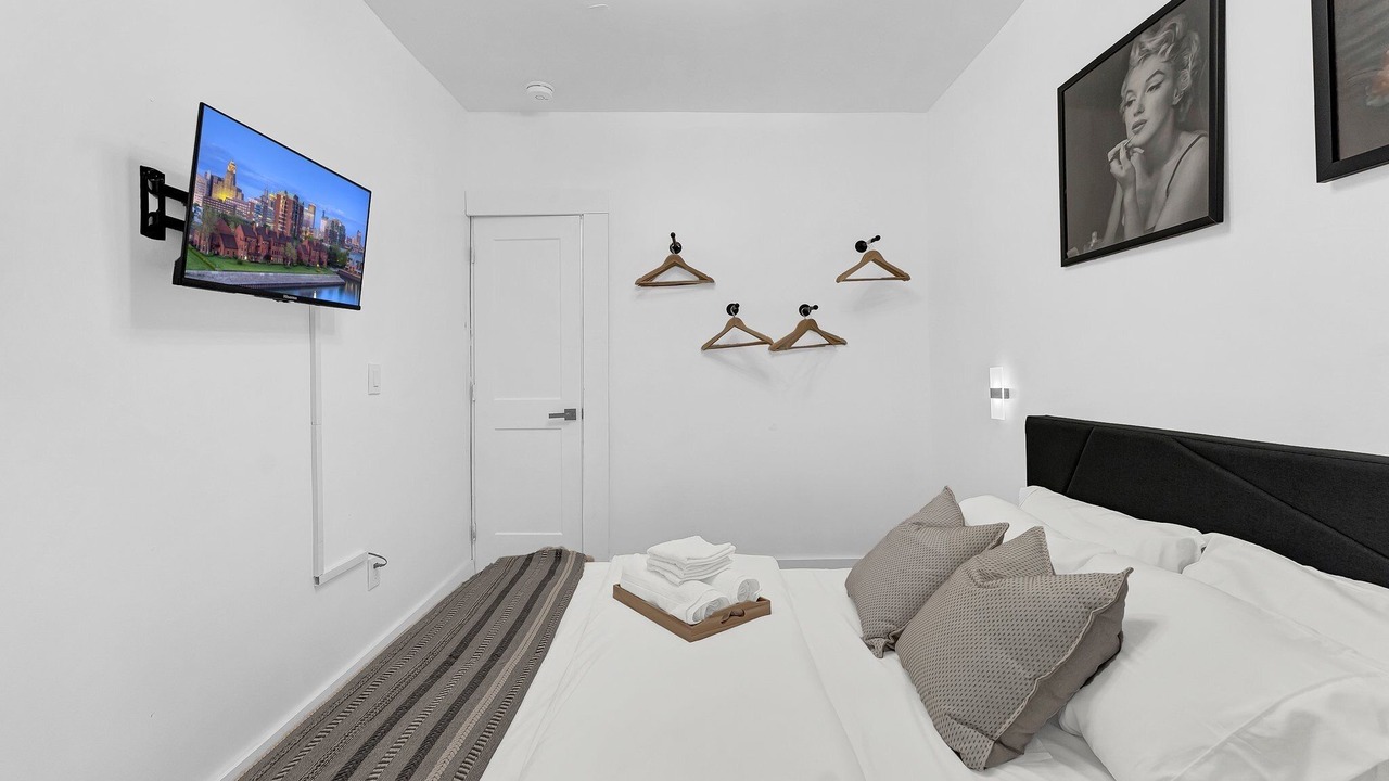 Photo of Bedroom in Front Park