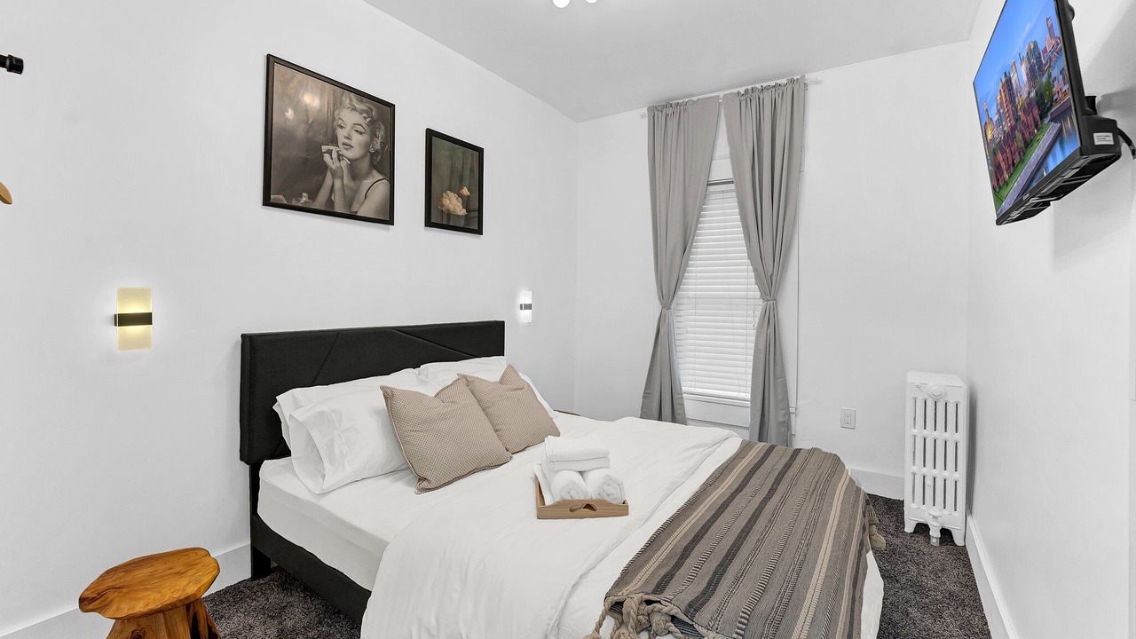 Photo of Bedroom in Front Park