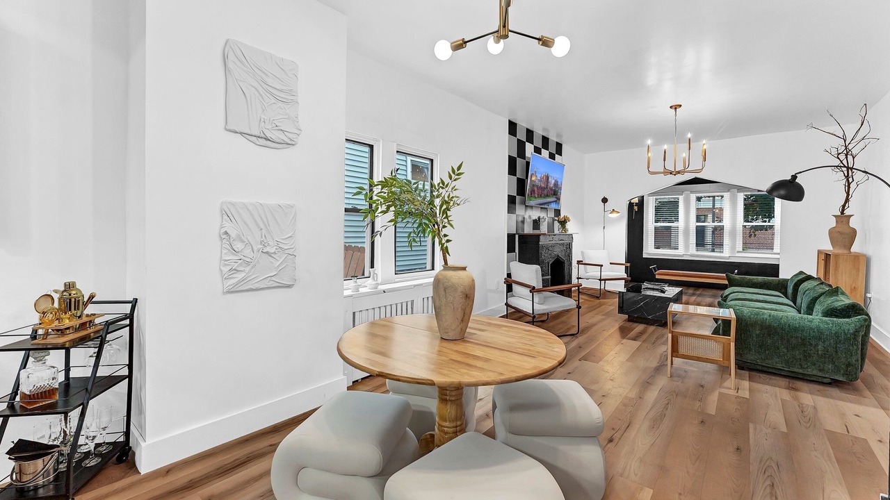 Photo of Livingroom in Front Park