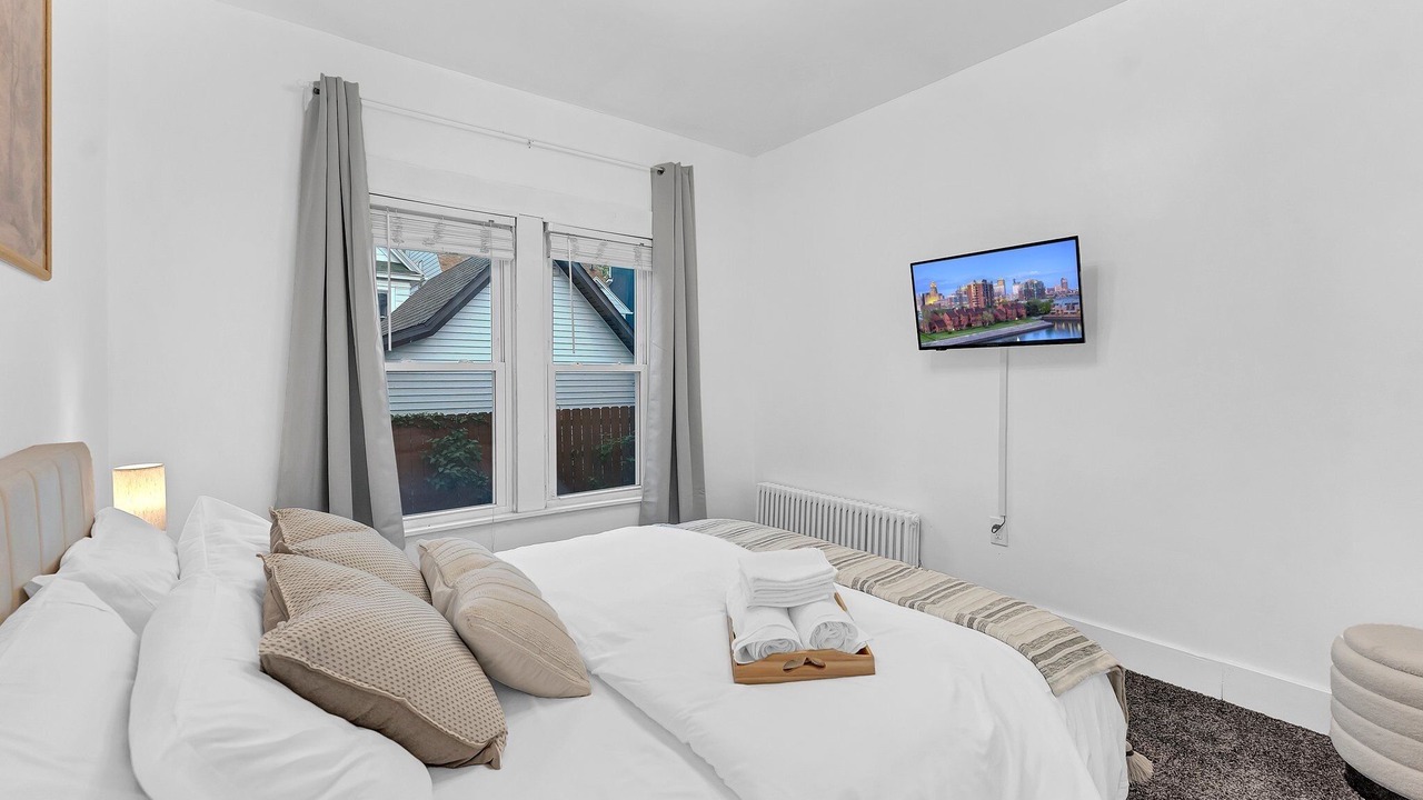Photo of Bedroom in Front Park