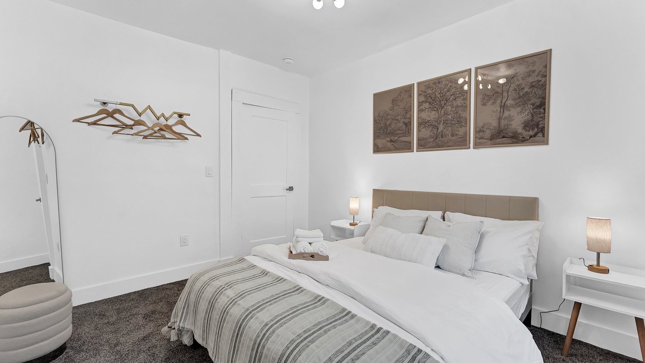 Photo of Bedroom in Front Park
