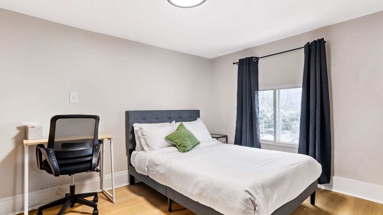 Photo of Bedroom in Oakland