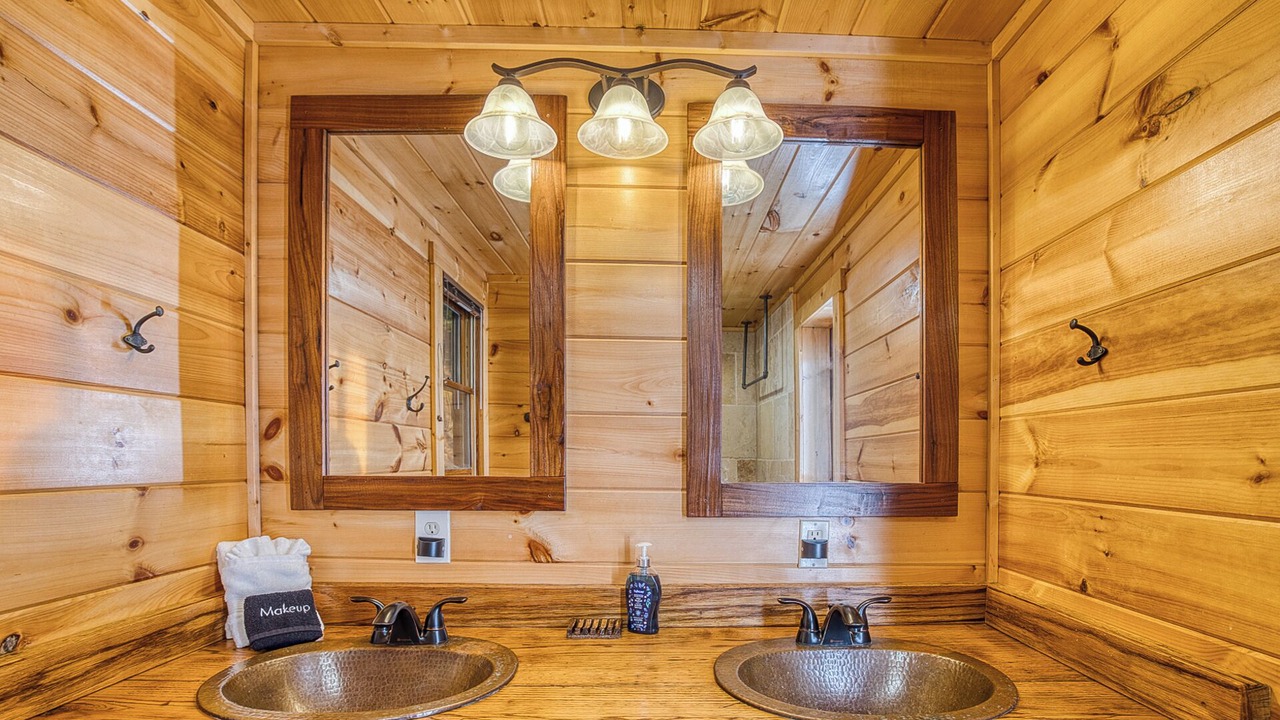 Photo of Bathroom in Cherry Log