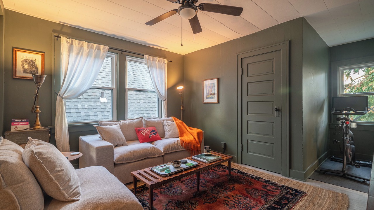 Photo of Livingroom in Front Park