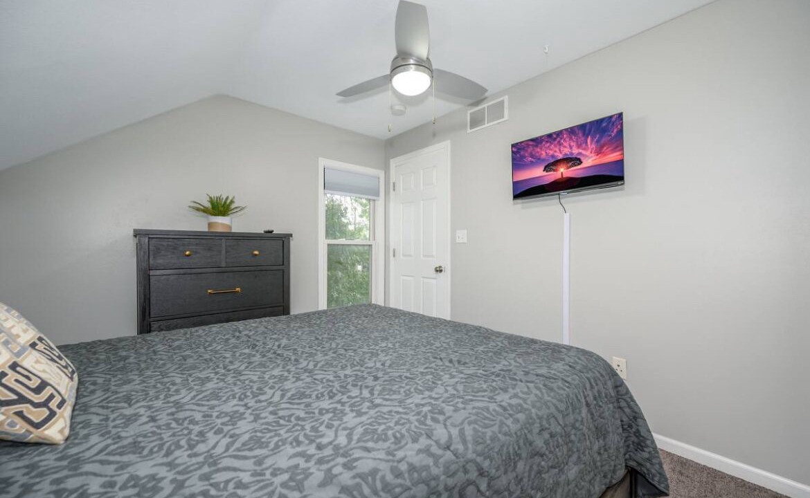 Photo of Bedroom in Cuyahoga Falls