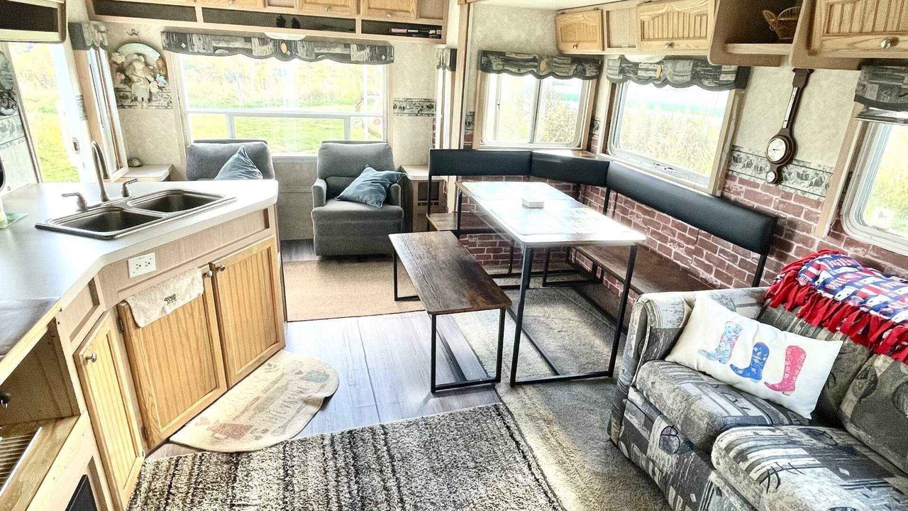 Photo of Livingroom in Farmersville Station