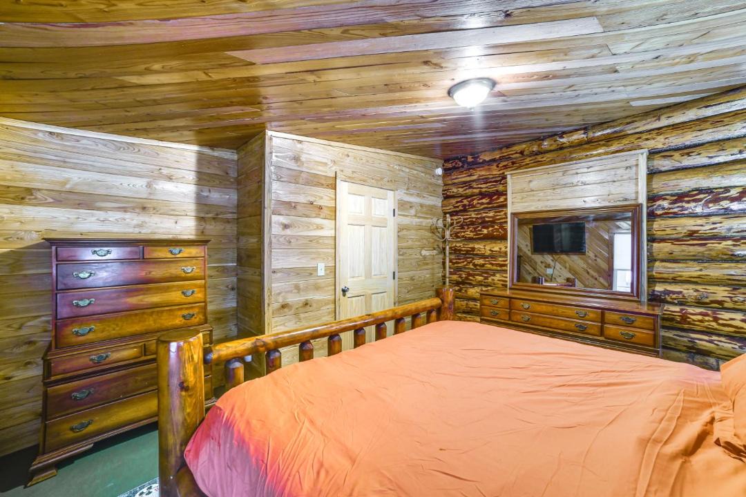 Photo of Bedroom in Scottsburg