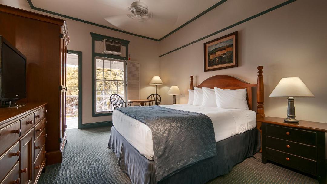 Photo of Bedroom in Historic Lahaina Front Street