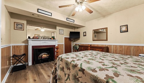 Waterfall Retreat-Private Deck Suite