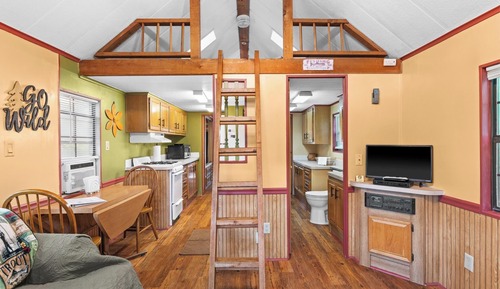 Waterfall Retreat- Cozy Cabin
