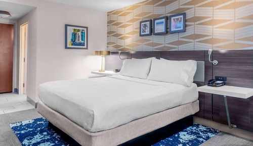 Room, 1 King Bed (W/DRINKS-SNACKS)