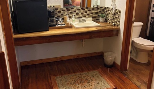 Suite #3, Deluxe Studio Suite, 1 King Bed, Kitchenette, Ground Floor
