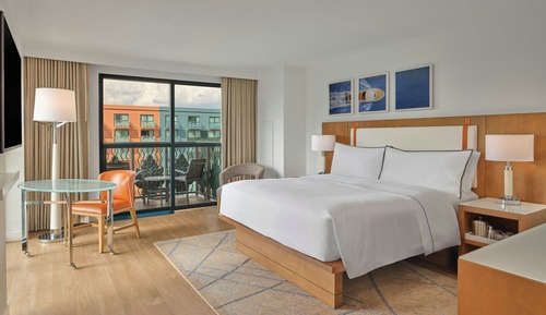 Deluxe Room, 1 King Bed, Resort View (Balcony)